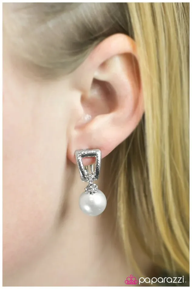 Earrings Paparazzi Earring Pearls and Tiaras White Paparazzi Jewelry