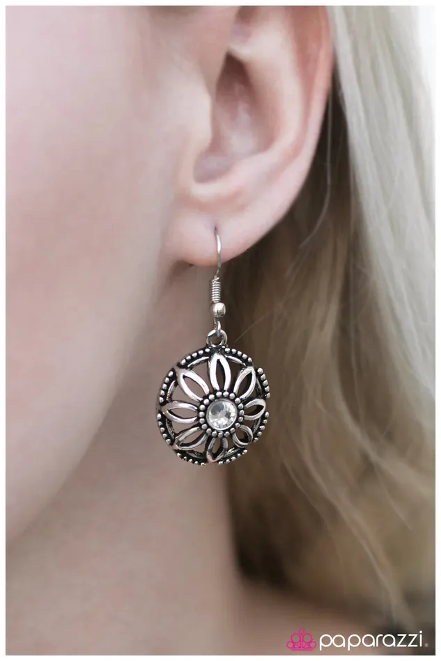 Paparazzi Earring Treasure Hunt White Paparazzi Jewelry Earrings