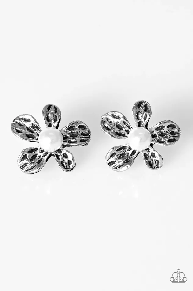 Paparazzi Jewelry Paparazzi Earring Diva Daisy White Earrings