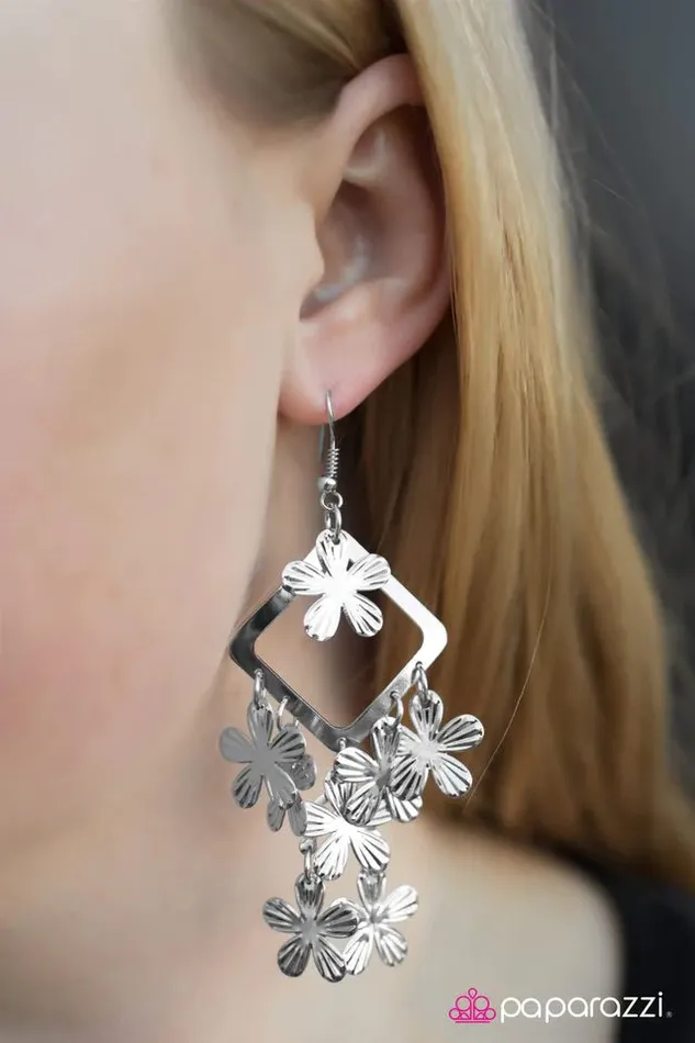 Paparazzi Jewelry Paparazzi Earring The Flower Patch Silver Earrings