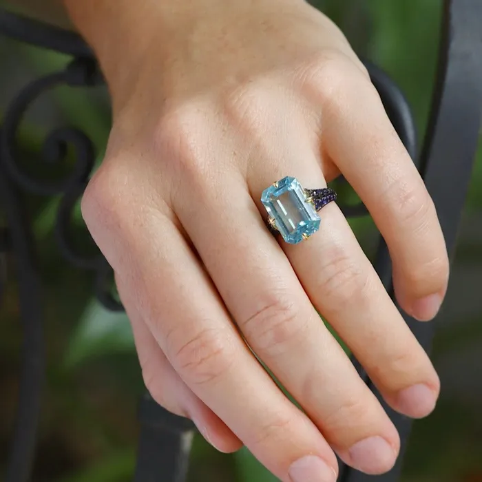 Rings Goshwara Goshwara EmeraldCut Blue Topaz Sapphire 18K Gold Ring