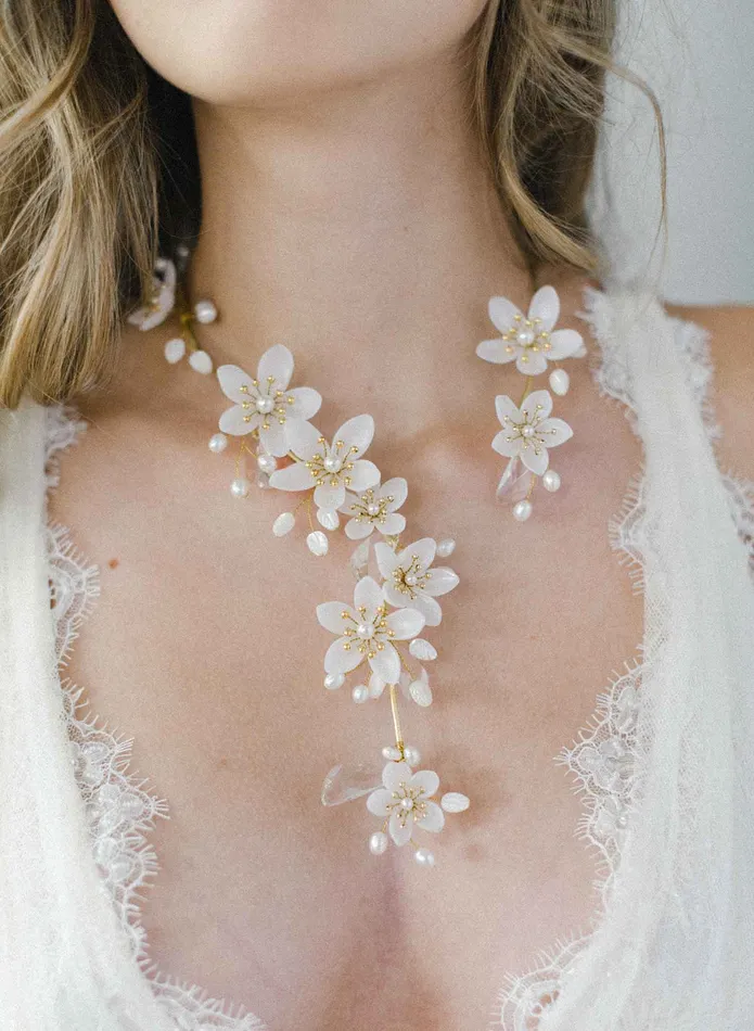 Necklaces twigs honey Pearlescent flower and crystal necklace Style 2011