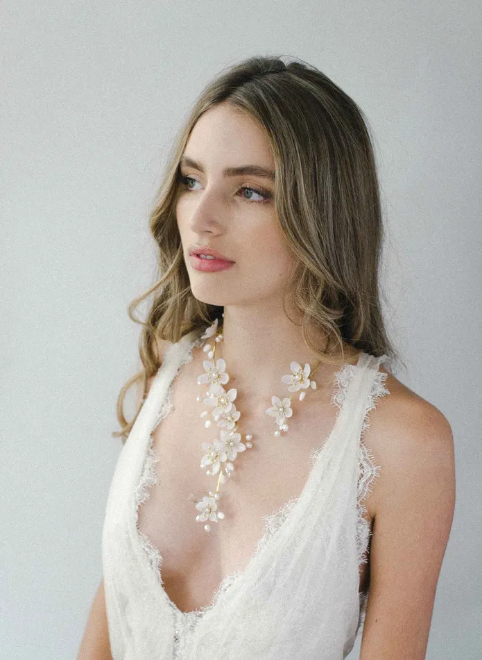 Necklaces twigs honey Pearlescent flower and crystal necklace Style 2011
