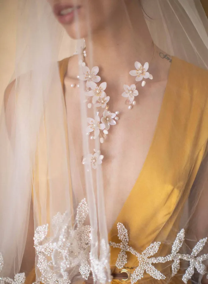 Necklaces twigs honey Pearlescent flower and crystal necklace Style 2011