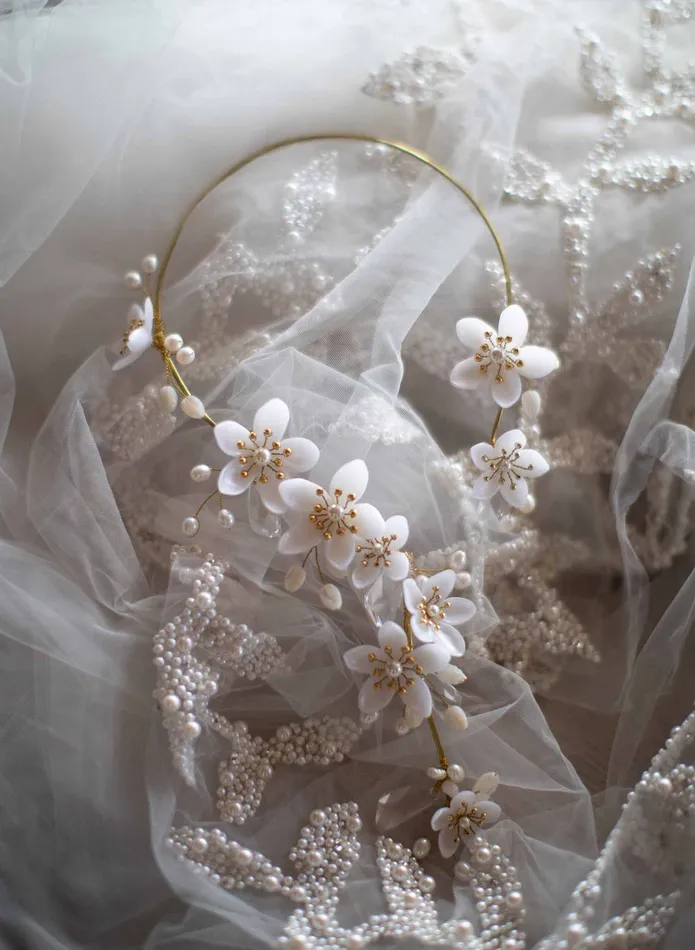 Necklaces twigs honey Pearlescent flower and crystal necklace Style 2011
