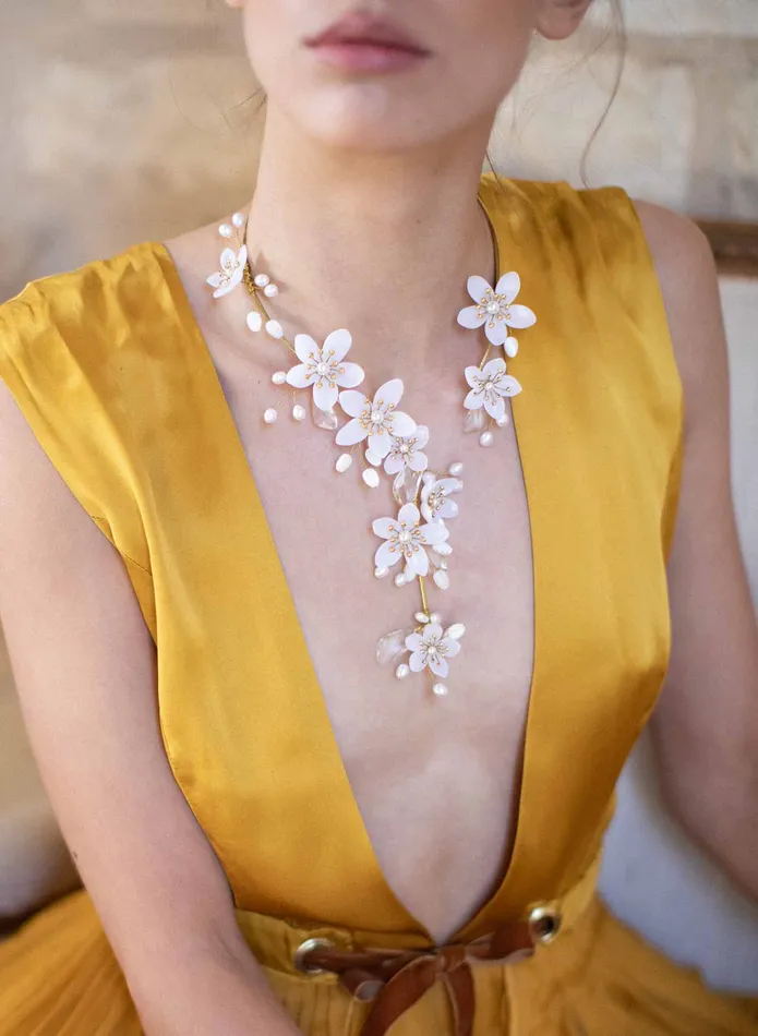 Necklaces twigs honey Pearlescent flower and crystal necklace Style 2011
